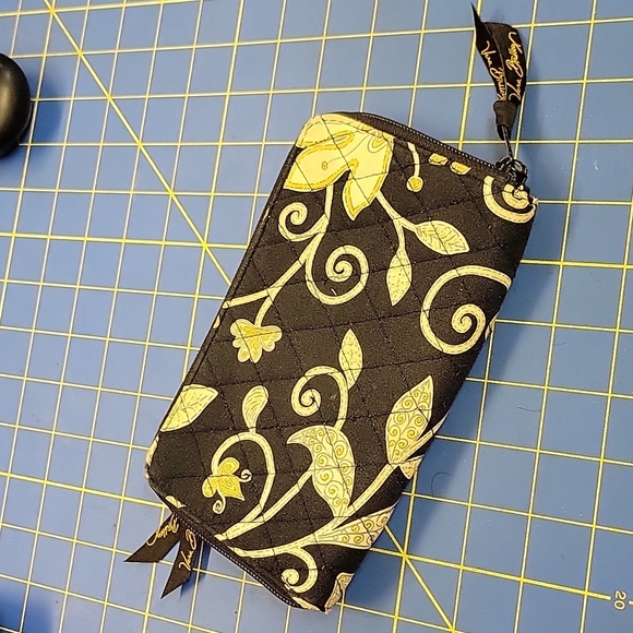 Vera Bradley Quilted Wallet 8 x 4.5 - Picture 1 of 8